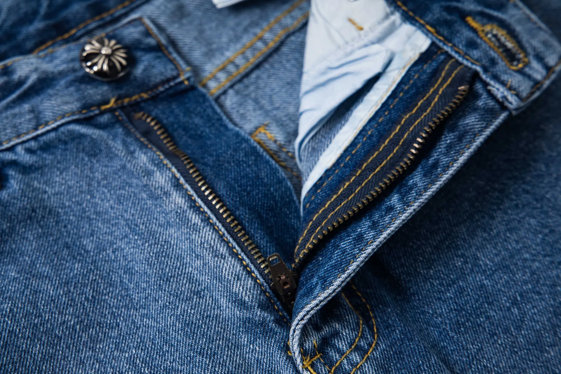 P260 Chrome Hearts light blue pants, Sanskrit blue and white patchwork leather jeans. CH jeans need to be washed and then disassembled and hand-stitched with sheepskin cross leather and then spliced ​​together. The whole piece has too many craftsmanship to explain. The patchwork cross pattern is embellished, and the high-waisted washed jeans! ! Absolutely high-end luxury products, god-level single products and super popular products, made with top heavy industry, a must-see magic weapon. Customized hardware. The fabric is thick and soft after washing. It has good breathability. Customized small leather label. Unique design. The details are simple and elegant, and the workmanship is exquisite. The entire trousers are neatly routed and the details are in place! It’s so cool that both men and women can easily control the genderless trend! Style number: 1805# Color: blue Size: 28 30 32 34